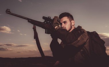 Hunter orman hedefleyen tüfeği. Hunter avı av tüfeği silahla. Güz av sezonu avcısı. İzini.