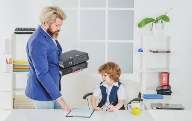 İşadamı babası ve oğlu ofiste iş evraklarını hazırlıyorlar. Pazarlama ekibi beyin fırtınası araştırması yapıyor. Baba ve oğul birlikte çalışıyorlar. Geleceğin kariyeri.