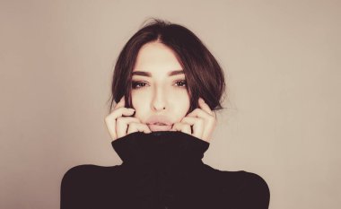 Skincare. kendine güvenen moda modeli. makyaj kozmetik. seksi bir görünüm ile güzel kız. mükemmel yüz tenli kız. Modaya uygun makyaj. seksi kadın. retro saç. moda ve güzellik. Taze funky güzellik