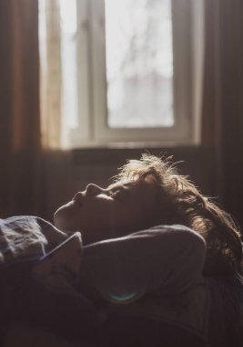 Küçük çocuk yatakta uyuyordu. Sessiz çocuk uyuyor..