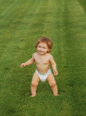 Yeşil çimlerin üzerinde bebek ayakları. Mutlu çocukluk ve çocuk sağlığı hizmetleri.