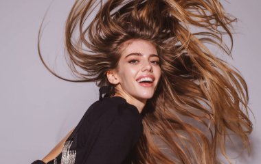 Güzel, zarif bir kadının stüdyo portresi. Yüksek model..