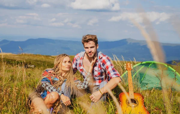 Pareja de verano acampando. Caminata de fin de semana. Gente disfrutando de un picnic en verano. Amor.. — Foto de Stock