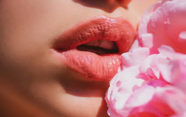 Lippen met lippenstift close-up. Sensuele vrouw lippen met roos. — Stockfoto