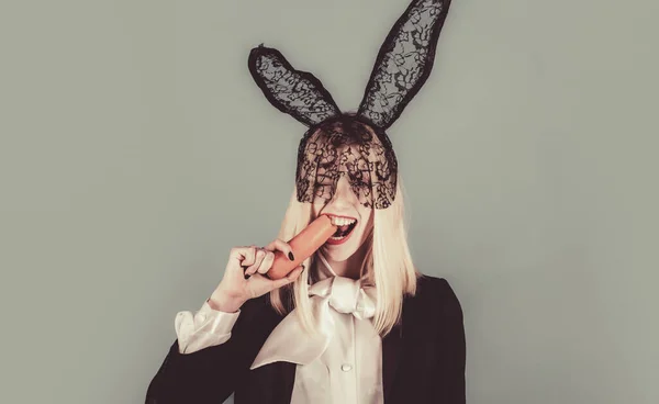 Listos para la fiesta. Feliz Pascua Mujer bonita y de moda lleva orejas de conejo en la cabeza. Concepto de vacaciones de Pascua. — Foto de Stock
