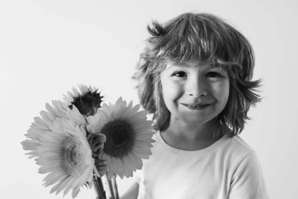 Gelukkige zoon kind met boeket bloemen. Voorjaarsvakantie concept. Vrouwendag. — Stockfoto