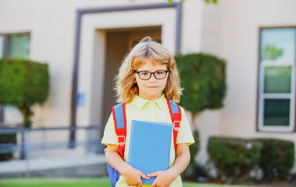 Miúdo pronto para a escola. Aluno de estudante com mochila ao ar livre. — Fotografia de Stock