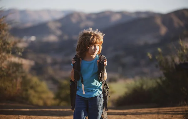 Niño turista con mochila de senderismo. Chico va en una caminata local. — Foto de Stock