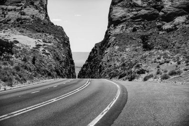 Kayalık dağa doğru giden uzun düz bir yol..