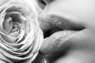 Güzel, çıplak makyajlı ve dolgun dudaklı genç bir kız. Mükemmel doğal dudaklar kapanır. Kozmetik cilt bakımı. Dudakları rujla yakın plan. Güllü güzel kadın dudakları.