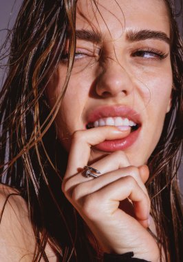 Genç bir kadının şehvetli portresi. Güzel bir model kız. Zarif Leydi..