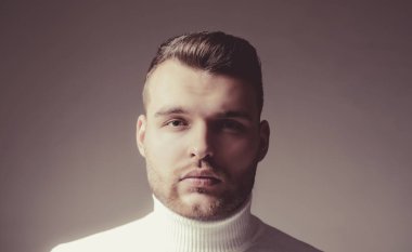 Saç stili berber. Tıraşsız maço yüzlü adam. Berber dükkanı konsepti. Acımasız kıllar. Tıraşsız yakışıklı adam. Erkeklik ve güzellik. Tıraşsız, şık görünümlü bir adam. Tüyler kırpılıyor