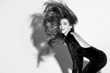 Güzel, zarif bir kadının stüdyo portresi. Yüksek model..