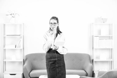 Ofisteki genç iş kadını öğrencisini düşünüyorum. Resmi sekreter kadın modern ofiste not defteri ya da not defteri tutuyor..