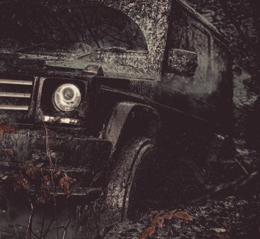 Alt görünümü büyük offroad araba tekerlek ülke road ve dağlar zemin üzerinde. Jeep bir su birikintisi içine çöktü ve kir bir sprey kadar aldı. Sefer offroader. Off-Road aracı dağda gider.
