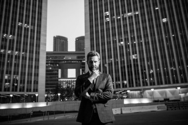 Lüks bir açık uzay iş merkezinde yönetici. Dışarıda başarılı bir iş adamı var. Beyin fırtınası konsepti.