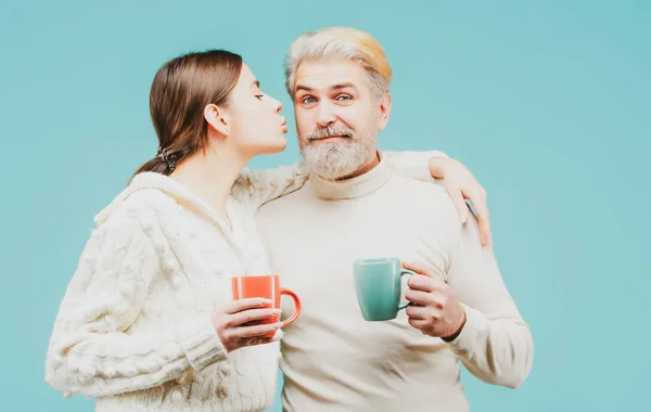 Casal feliz na manhã de rotina com xícara de café ou chá. Desfrutando de boa noite aconchegante família juntos. Casal jovem ter momentos românticos. — Fotografia de Stock