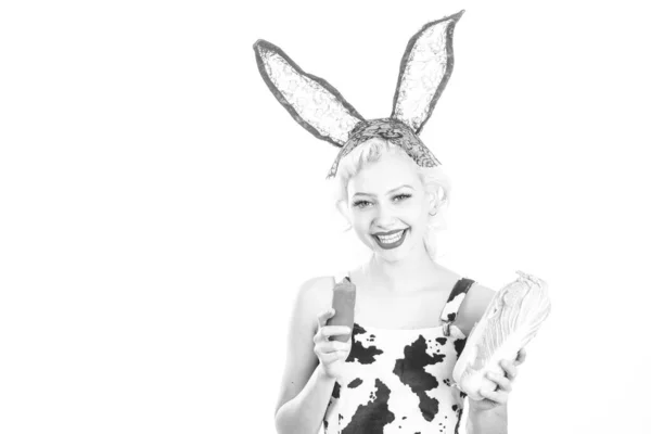 Mujer conejita de Pascua con verduras. Conejo chica con zanahoria y col. —  Fotos de Stock