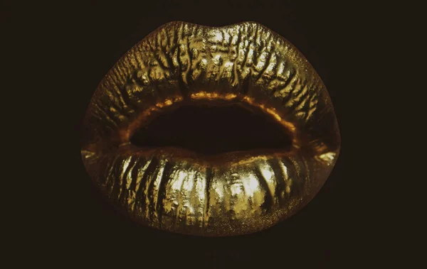 Labios dorados, brillo de labios dorados en labios sexys, boca metálica. Belleza maquillaje mujer de cerca. Textura de labio dorado. — Foto de Stock