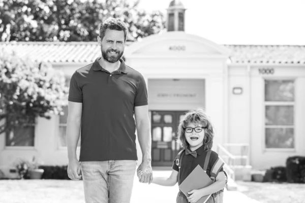 Açık hava okulu. Amerikalı baba ve oğul okul parkında yürüyorlar.. — Stok fotoğraf