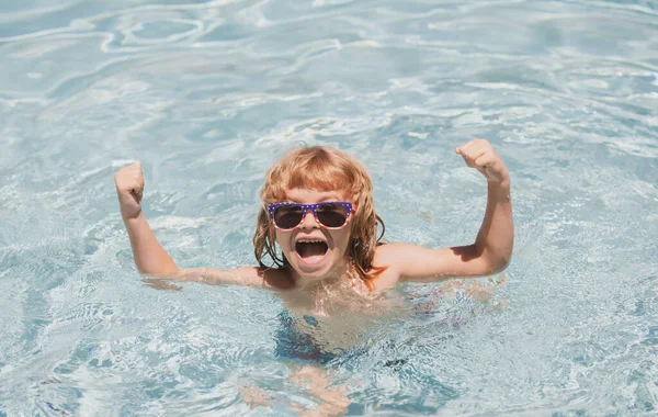 Niño en la piscina de verano. Emocionado lindo niño en gafas de sol en la piscina en el día soleado. —  Fotos de Stock