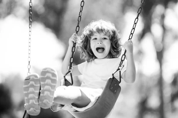 Barngunga på bakgården. Grabben leker utomhus. Glad söt liten pojke svänga och ha kul hälsosam sommarsemester aktivitet. — Stockfoto