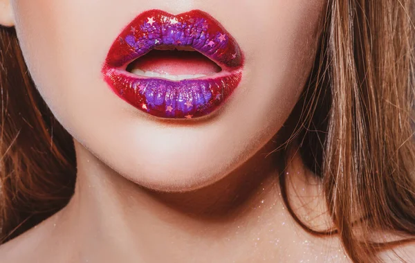 Maquillaje de labios de primer plano sexy. Lápiz labial o brillo de labios. Modelo de belleza. Cosmética mujer. — Foto de Stock