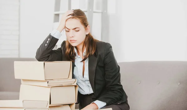 Грустная секретарша, перегруженная работой деловая женщина, офисные проблемы. Уставшая от стресса молодая женщина в офисе. — стоковое фото