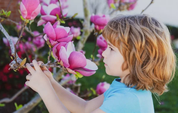 Ανακαλύπτοντας τη φύση. Παιδί της άνοιξης με δέντρο λουλουδιών. Χαριτωμένο παιδί στον ανθισμένο κήπο. Χαρούμενο αγόρι στο πάρκο.. — Φωτογραφία Αρχείου