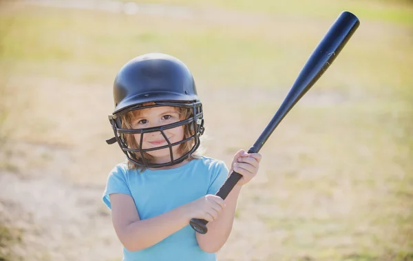 Kleine kinder honkbalspeler gefocust klaar om te slaan. Kind met een honkbalknuppel. — Stockfoto
