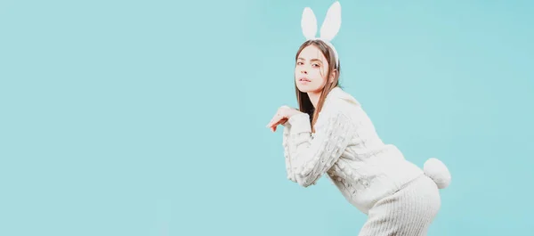 Banner de Pascua con mujer conejita. Chica divertida con orejas de conejo de Pascua en la tarjeta de Pascua sobre fondo aislado. — Foto de Stock
