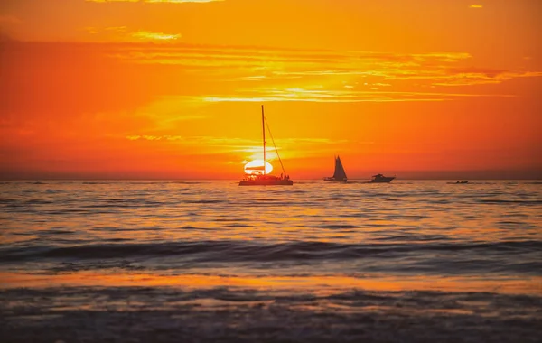 Zachód słońca nad morzem. Jacht pływający na otwartym morzu o zachodzie słońca. Zachód słońca w morzu z pięknymi chmurami. Morze Śródziemne wschodu słońca. — Zdjęcie stockowe