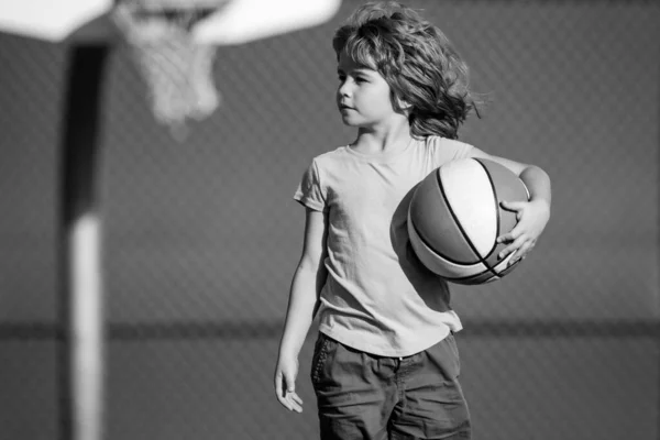Niño jugando baloncesto. Niño posando con una pelota de baloncesto. —  Fotos de Stock