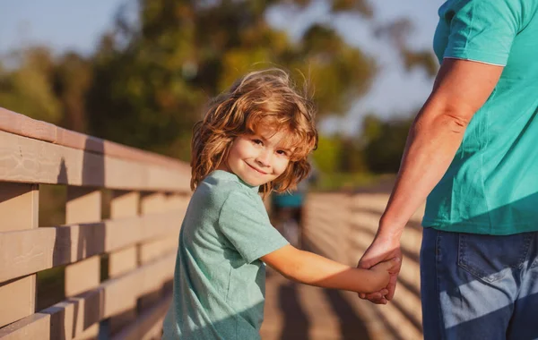 Vader die de hand van een kind vasthoudt. Ouderschapsconcept. — Stockfoto