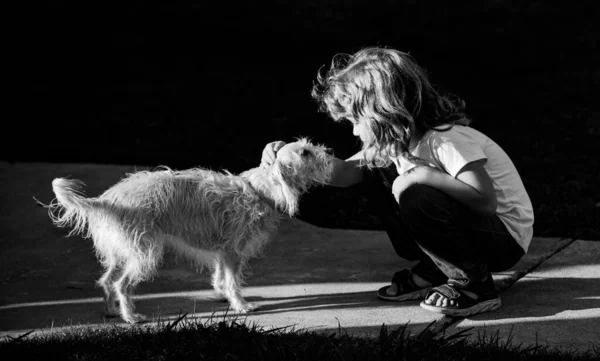 Enfant drôle avec chien chiot. — Photo