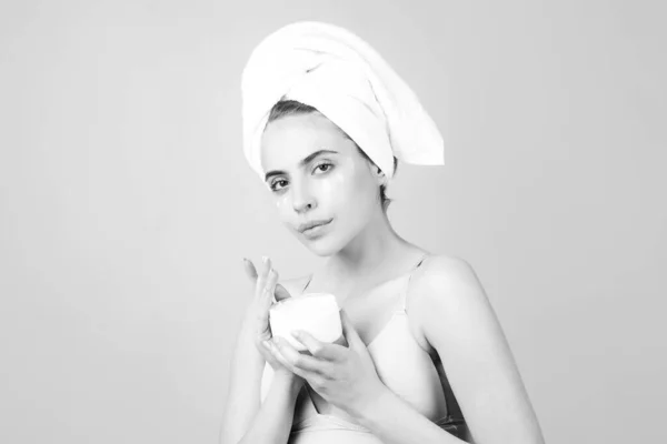 Portrait de jeune belle femme après le bain. Visage de beauté d'une jolie fille joyeuse avec une serviette sur la tête, isolée. Peau saine hydratée, spa du matin, routine beauté, soin du visage. — Photo