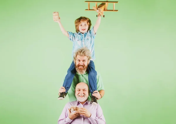 おもちゃの飛行機で遊んでいる祖父と息子。幸せな男の家族。男世代。幸せな子供時代. — ストック写真