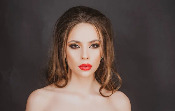 Fashion Makeup Красива чуттєва жінка з червоними кінцівками, димові очі. — стокове фото