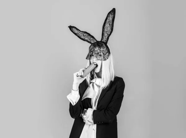 Зайка с морковкой. Пасхальный кролик с черными ушами. — стоковое фото