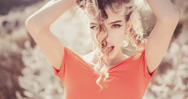 Friskt långt blont hår. Skönhet modell kvinna. Pretty Face. — Stockfoto