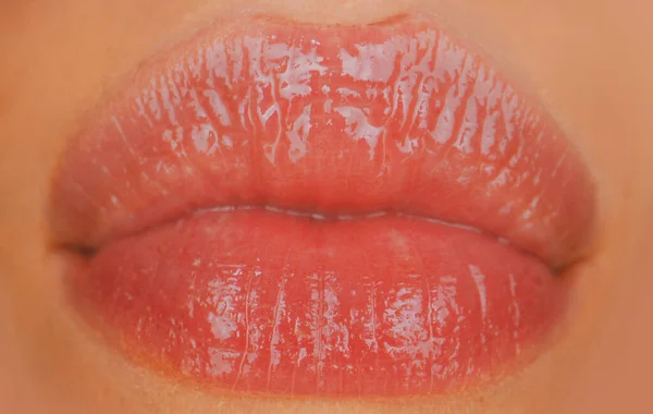 Frauen sinnlichen Mund. Sexy Lippen. Nahaufnahme des Mundes einer jungen Frau mit sinnlichen Lippen. Hochglanz-Luxus-Mund, Glamour-Lippen-Konzept. — Stockfoto