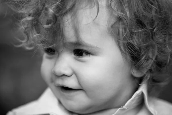 Närbild huvud skott av baby. Barnens ansikte, lilla pojkens porträtt. Leende spädbarn, gulligt leende. — Stockfoto