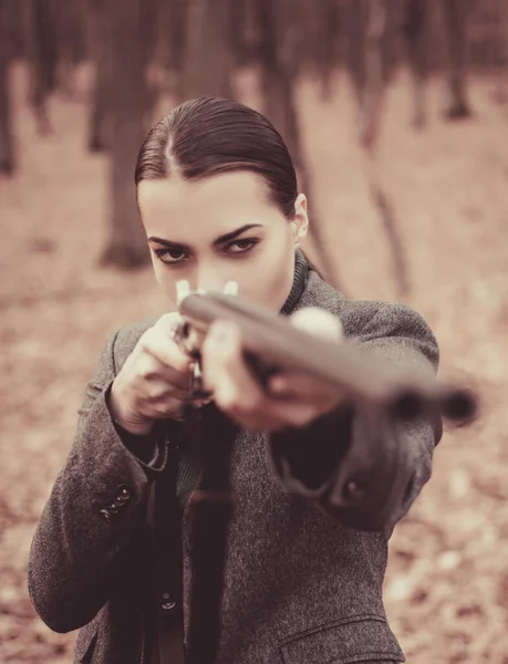 Nő egy pisztolyt. Egy vadász vadászat vadászat fegyver és vadászati forma. Vadász nő. Vadász, vadászat fegyver és egy hátizsák. — Stock Fotó