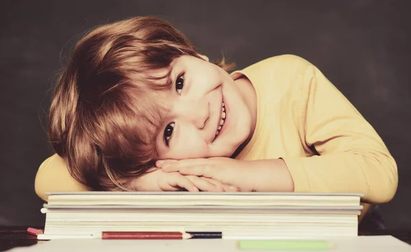 Niños de escuela. Pequeño estudiante feliz con una excelente nota. 1 de septiembre. Escuela primaria y educación . — Foto de Stock