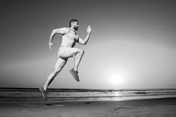 Een atletische jongeman op de vlucht. Gezond levensstijl concept. Dynamisch springen. Sport en gezonde levensstijl. — Stockfoto