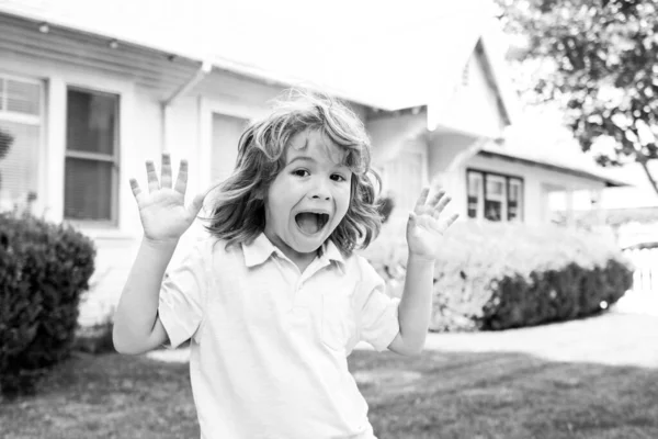 Παιδιά αστεία πρόσωπα διασκεδάζουν έξω. Ευτυχισμένο παιδί που διασκεδάζει στην αυλή. — Φωτογραφία Αρχείου
