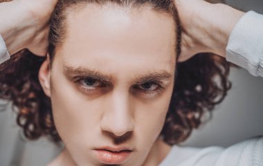 Ciddi adam ayakta ve kameraya bakıyor. Yaşam tarzı insan kavramı. Giyim mağazası reklamı.