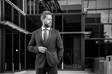 Modern ofisin önünde bir iş adamı portresi.