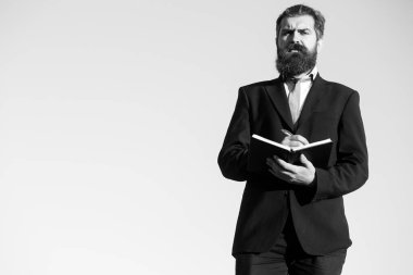 Gökyüzündeki iş adamı. Sakallı neşeli mali danışmanın bir fikri var. Belge, not defteri ve kalemle birlikte dizini tutan yönetici.