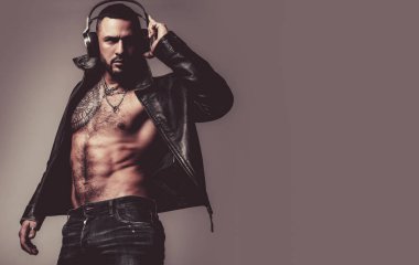 Kulaklıkla müzik. Kaslı gövdeli, kulaklık takan sakallı İspanyol bir adam. Ses kulaklıklarıyla müzik dinleyen zalim Latin adam. DJ kulaklıklı kendine güvenen adam, boşluğu kopyala